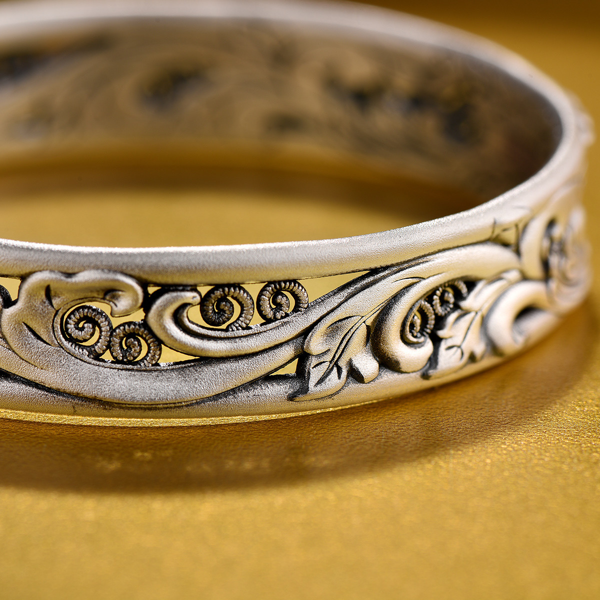 百年宝诚银饰旗舰店 百年宝诚 足银999浮雕花纹秋菊女士纯银开口手镯