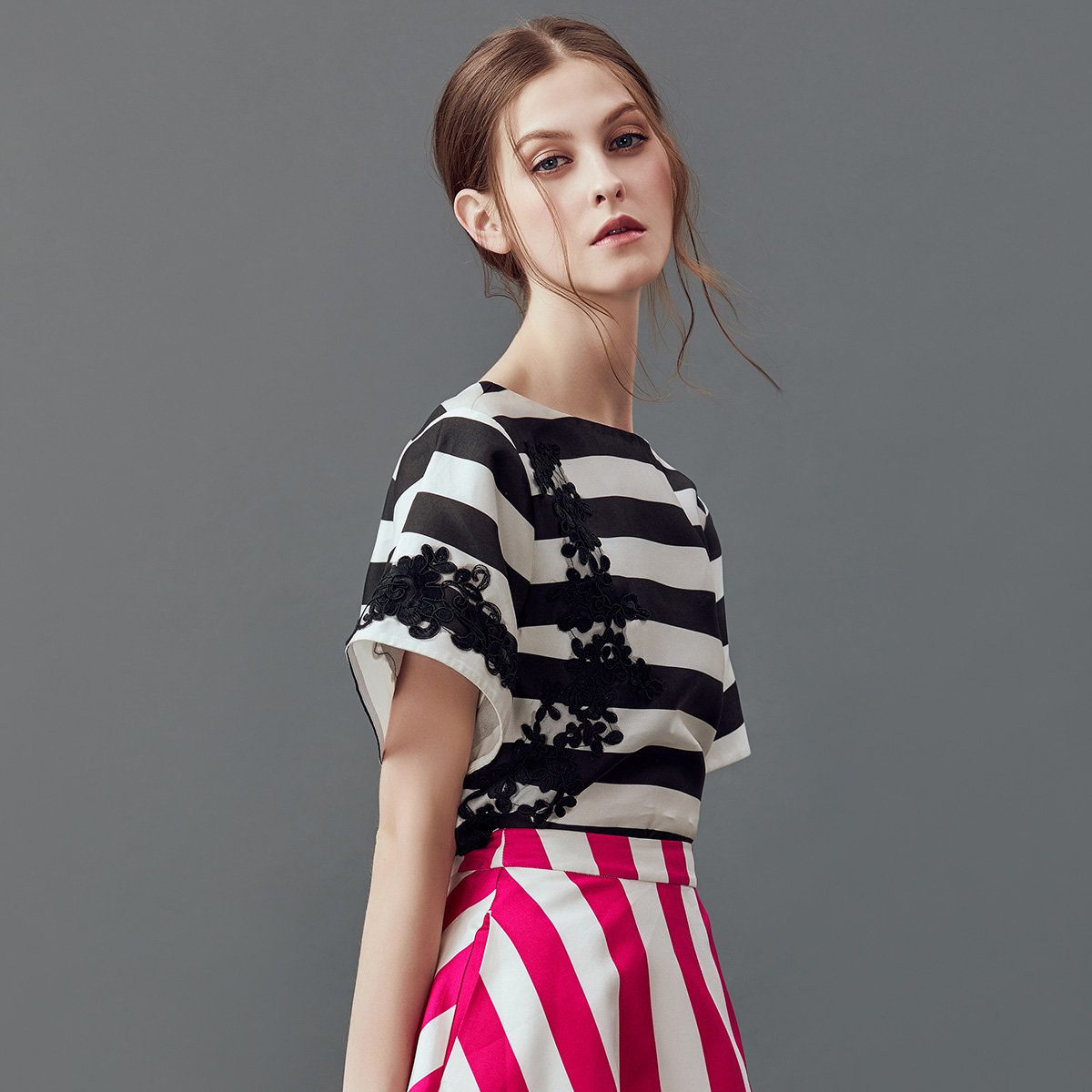 tony 经典条纹蕾丝贴花一字领上衣