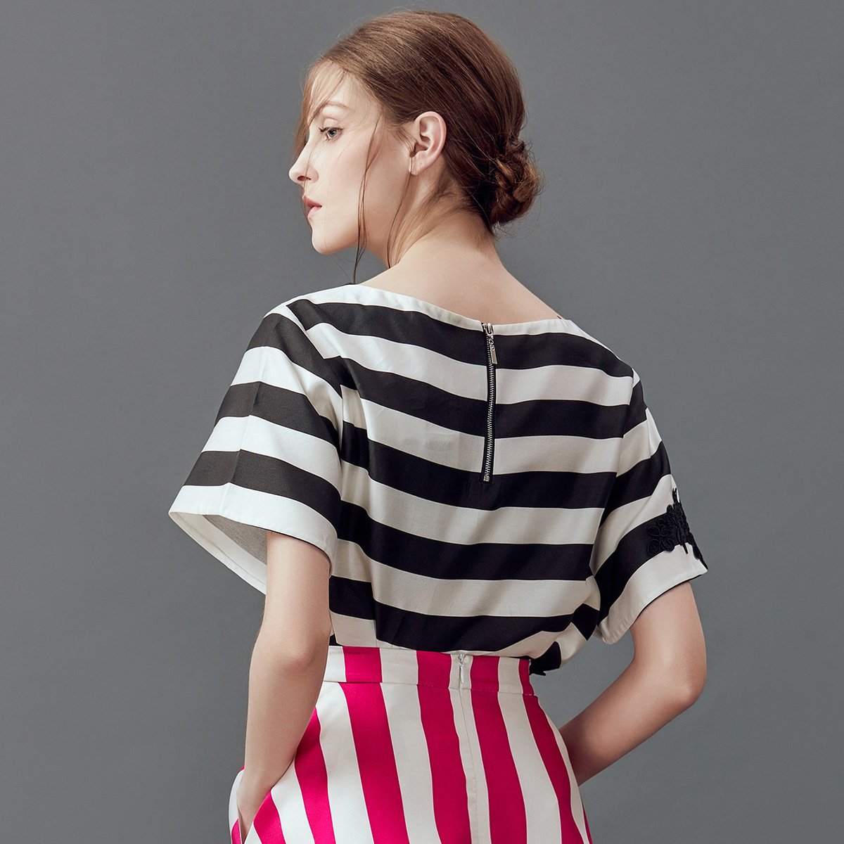 tony 经典条纹蕾丝贴花一字领上衣