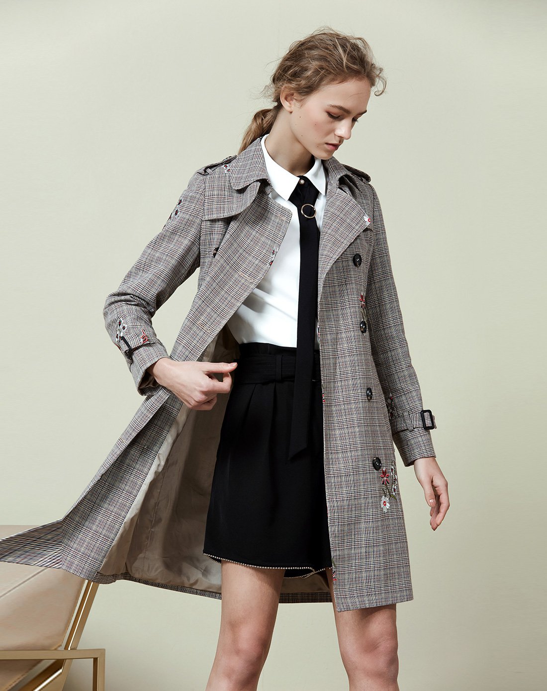ol帅性英伦格纹系带绣花风衣外套