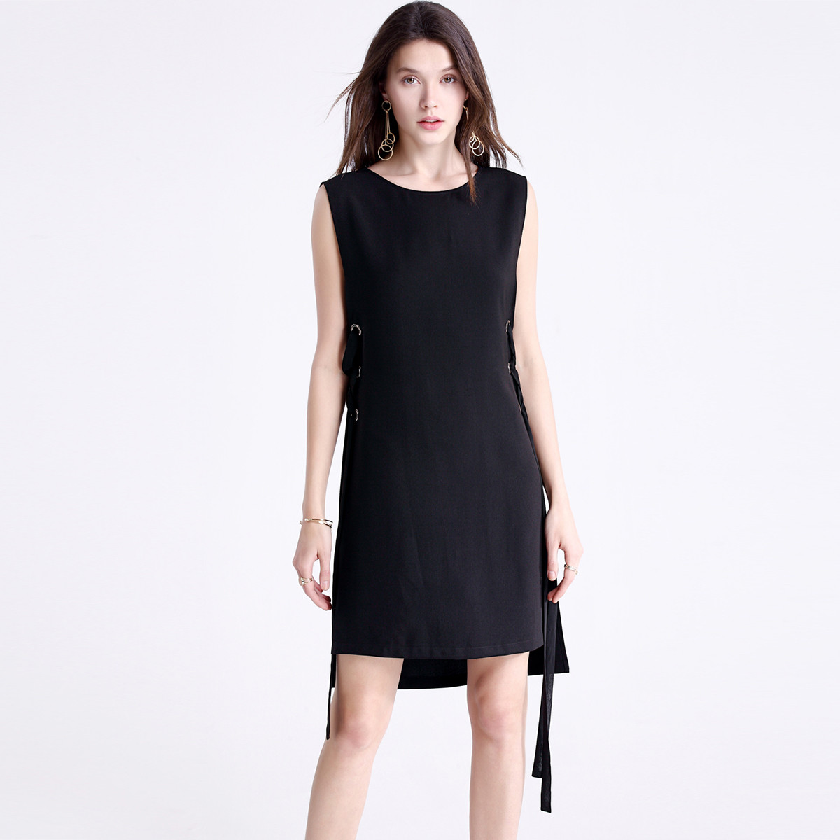 圆环绑带装饰h直身型两件套连衣裙(配吊带背心裙)