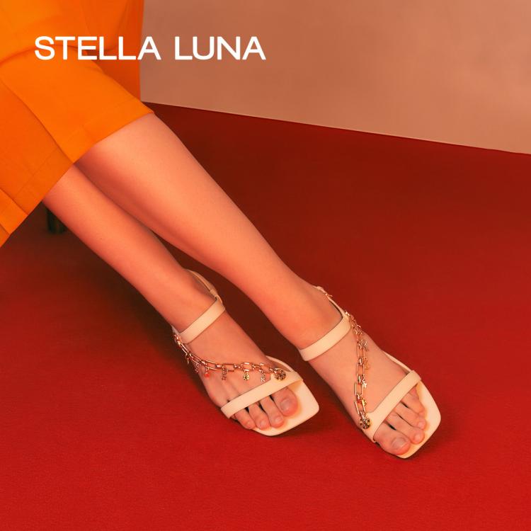 Stella Luna 女鞋春夏季新款露趾方头平底鞋牛皮链条挂坠平跟凉鞋 In Neutrals