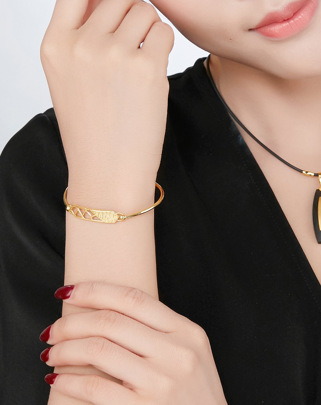 六福珠宝 金饰魅力系列几何水立方黄金足金空心手镯计价