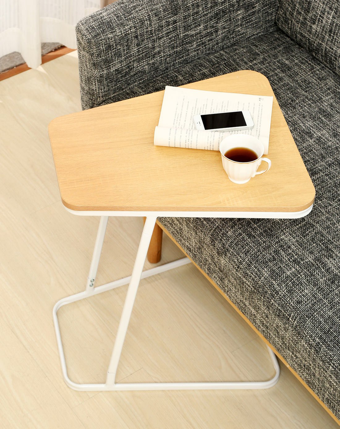 一体成型,可移动方便办公梯形边桌黄橡木色