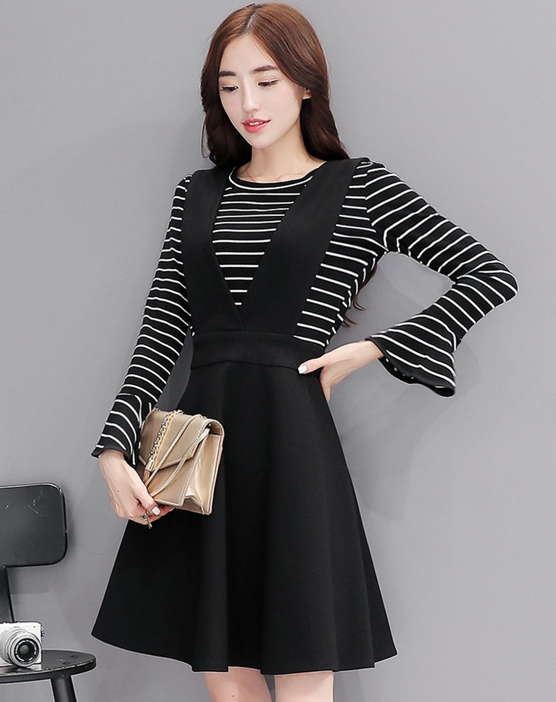 黑色条纹长袖上衣背带裙子套装