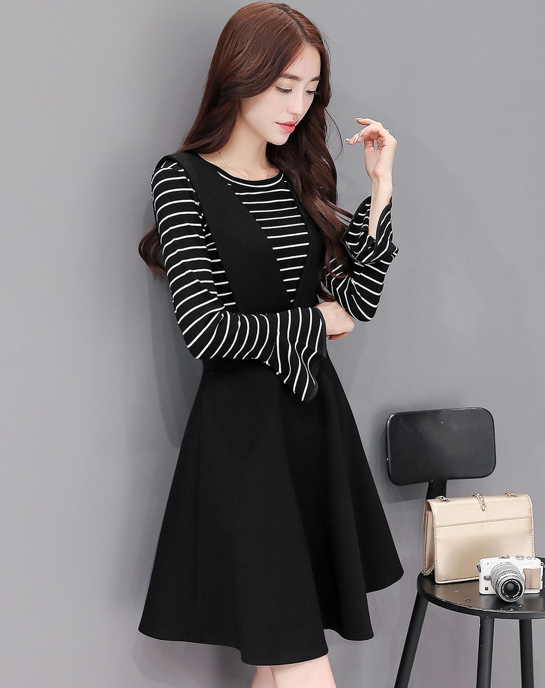 黑色条纹长袖上衣背带裙子套装