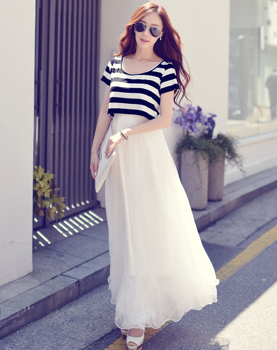 白色网纱背心长裙-t恤为搭配拍摄