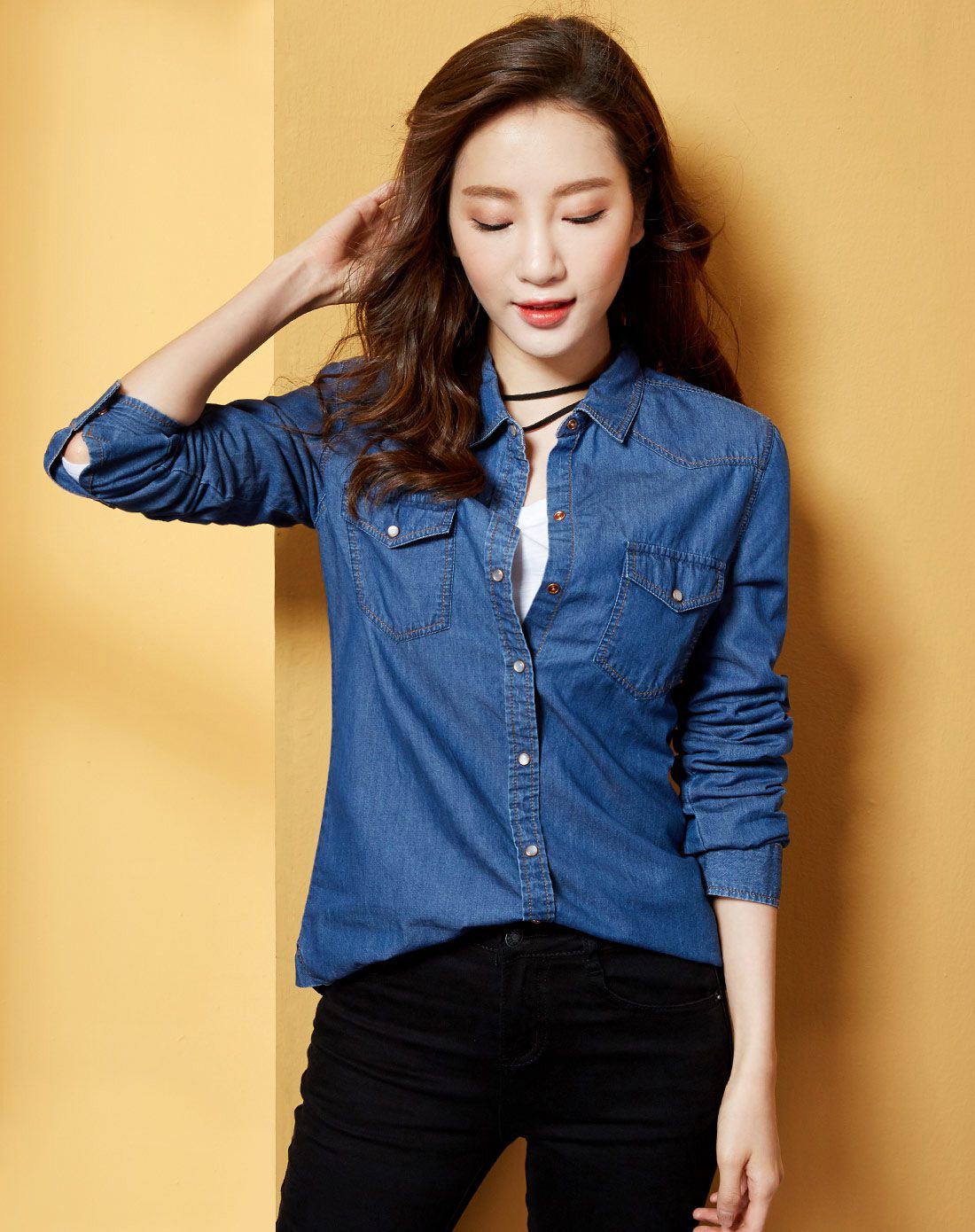 中蓝色牛仔衬衫