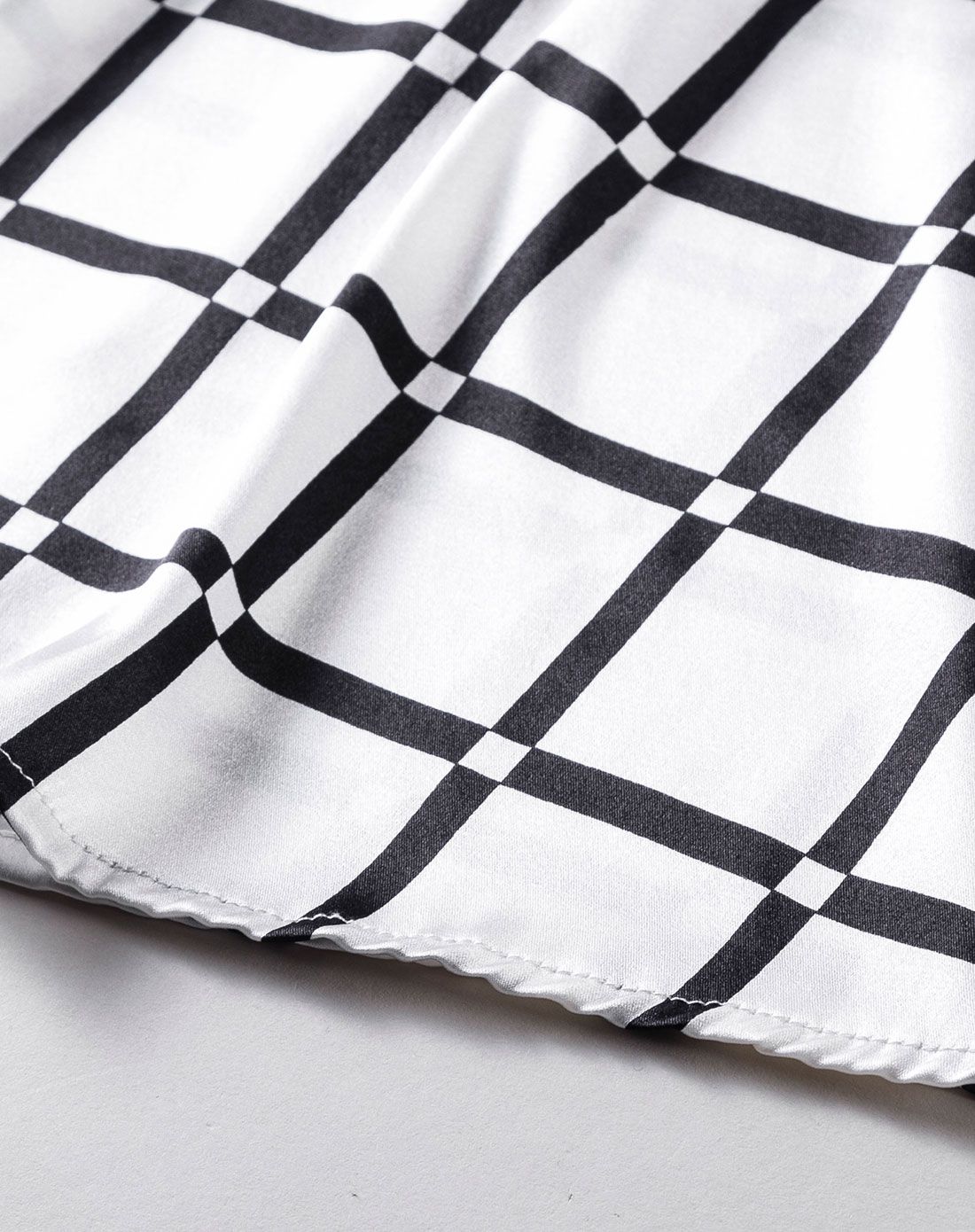 白色格纹长袖显瘦修身连衣裙