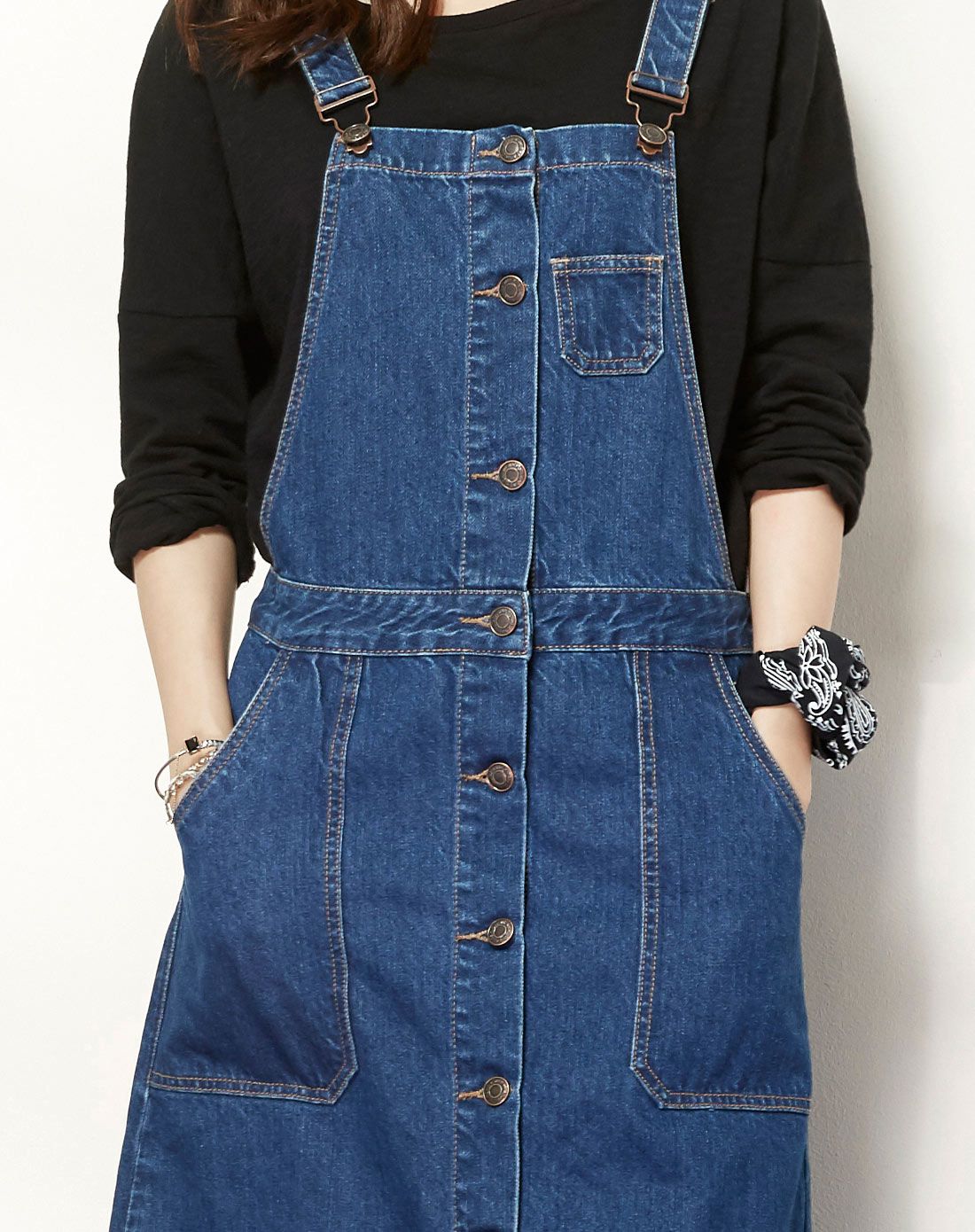 深蓝色排扣牛仔背带裙