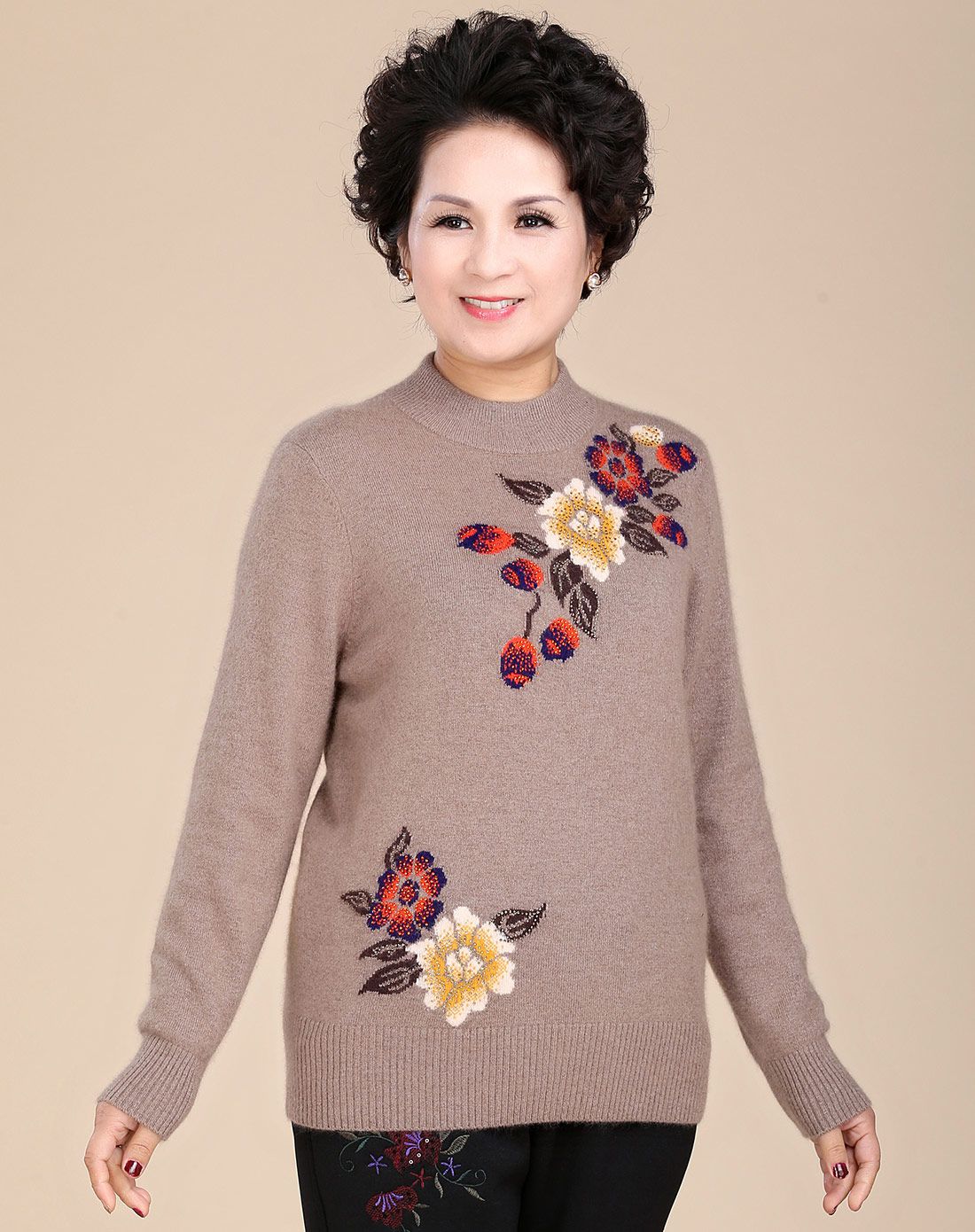 女款驼色半高领对角牡丹烫钻毛衫