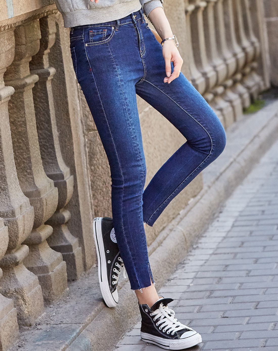 深蓝色高腰修身牛仔小直筒裤