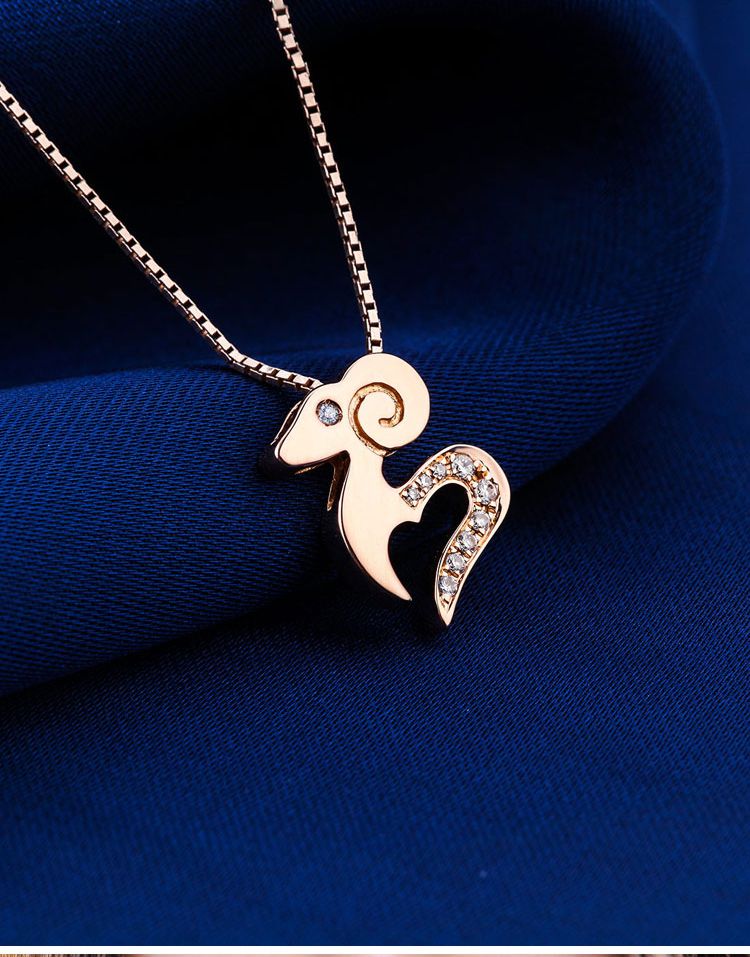 周六福 玫瑰18k金钻石羊吊坠