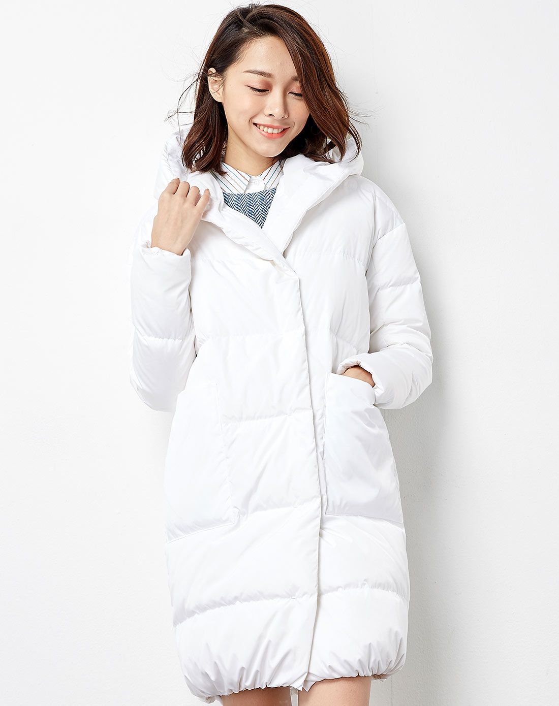 茧型连帽白鸭绒羽绒服