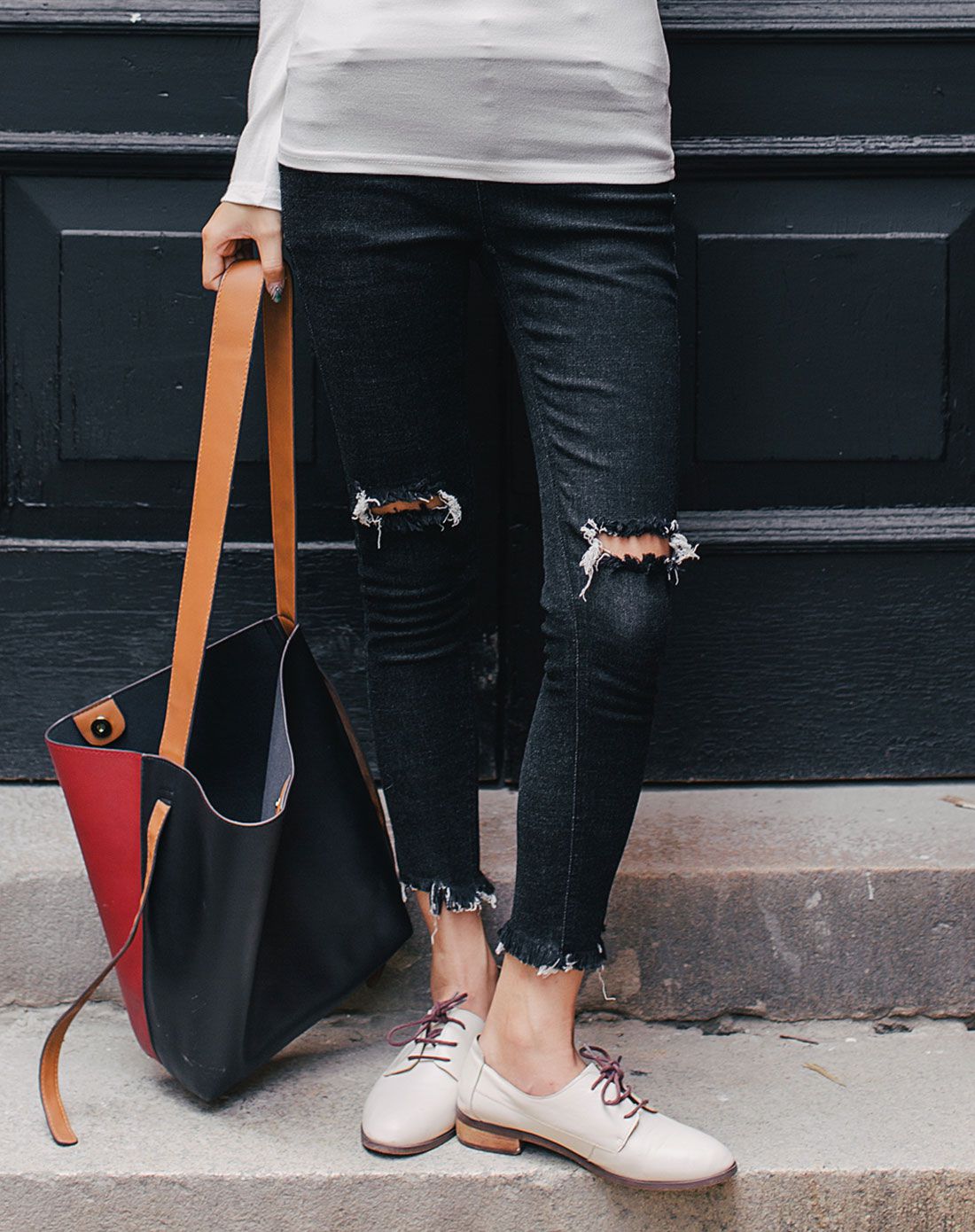 黑色时尚破洞毛边牛仔九分裤