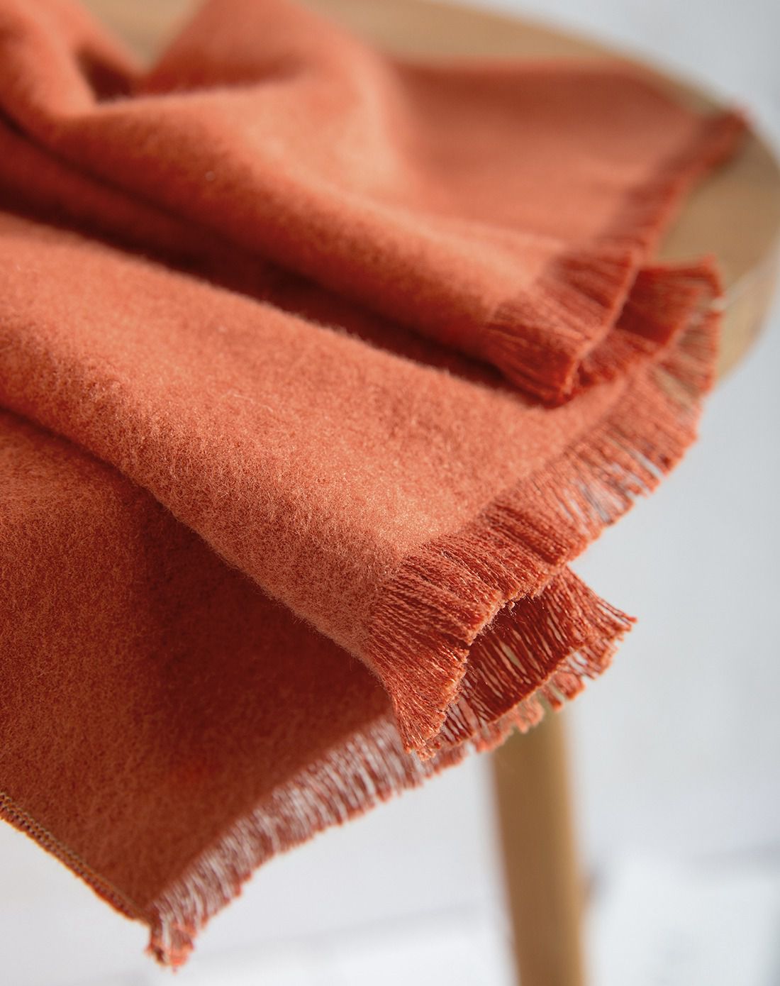 茵曼 棕红色简约时尚纯色系保暖围巾