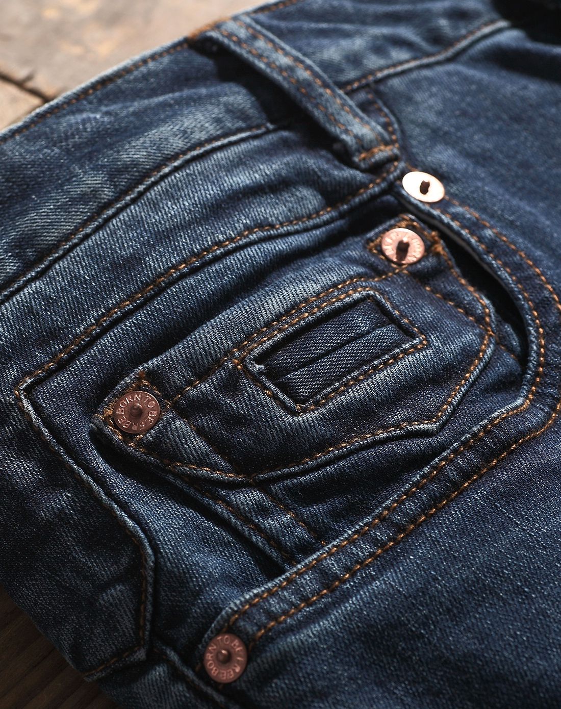 怀旧蓝修身小脚有弹牛仔裤