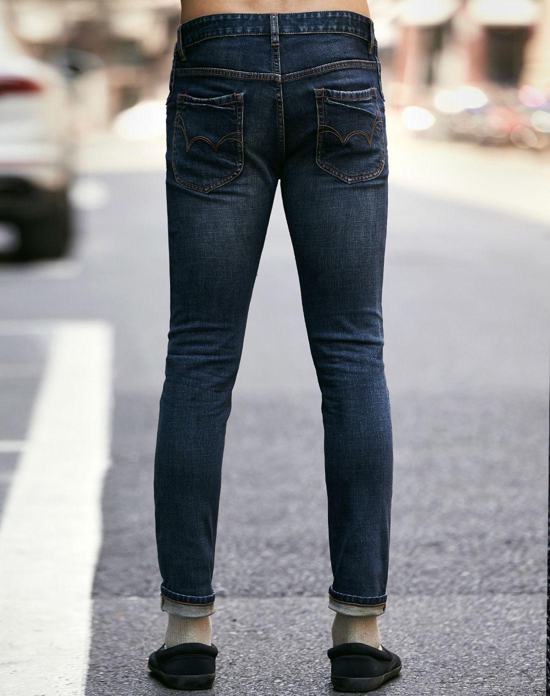 怀旧蓝修身小脚有弹牛仔裤