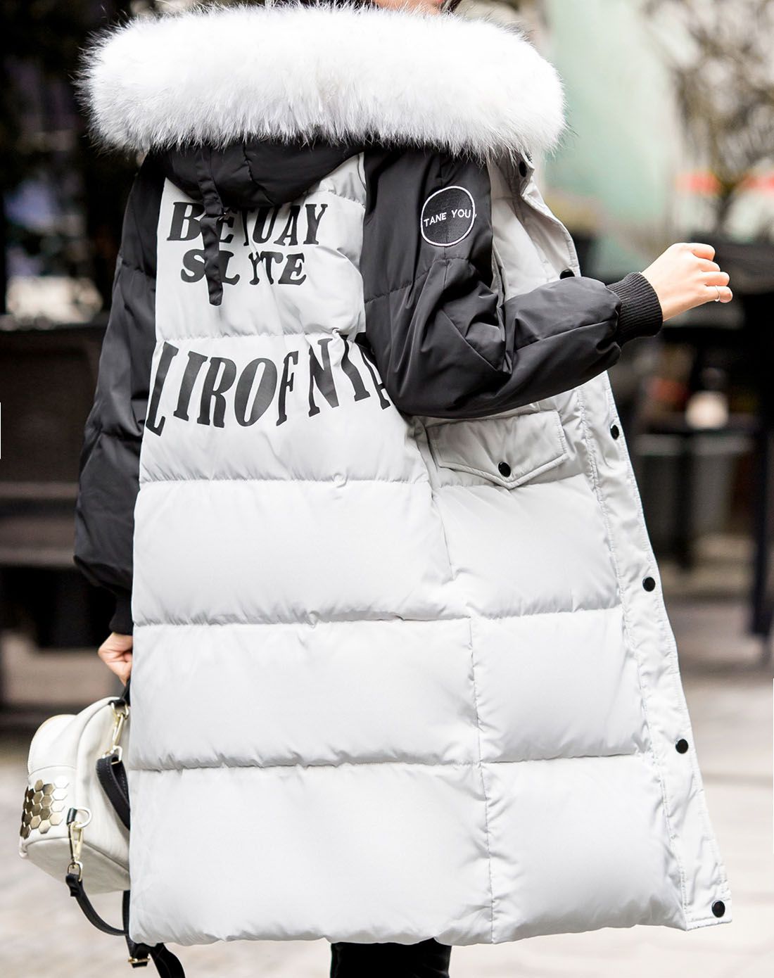 灰色连帽大毛领羽绒服