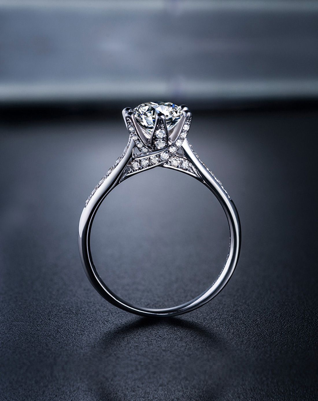 周六福 60分h色pt950铂金群镶钻戒