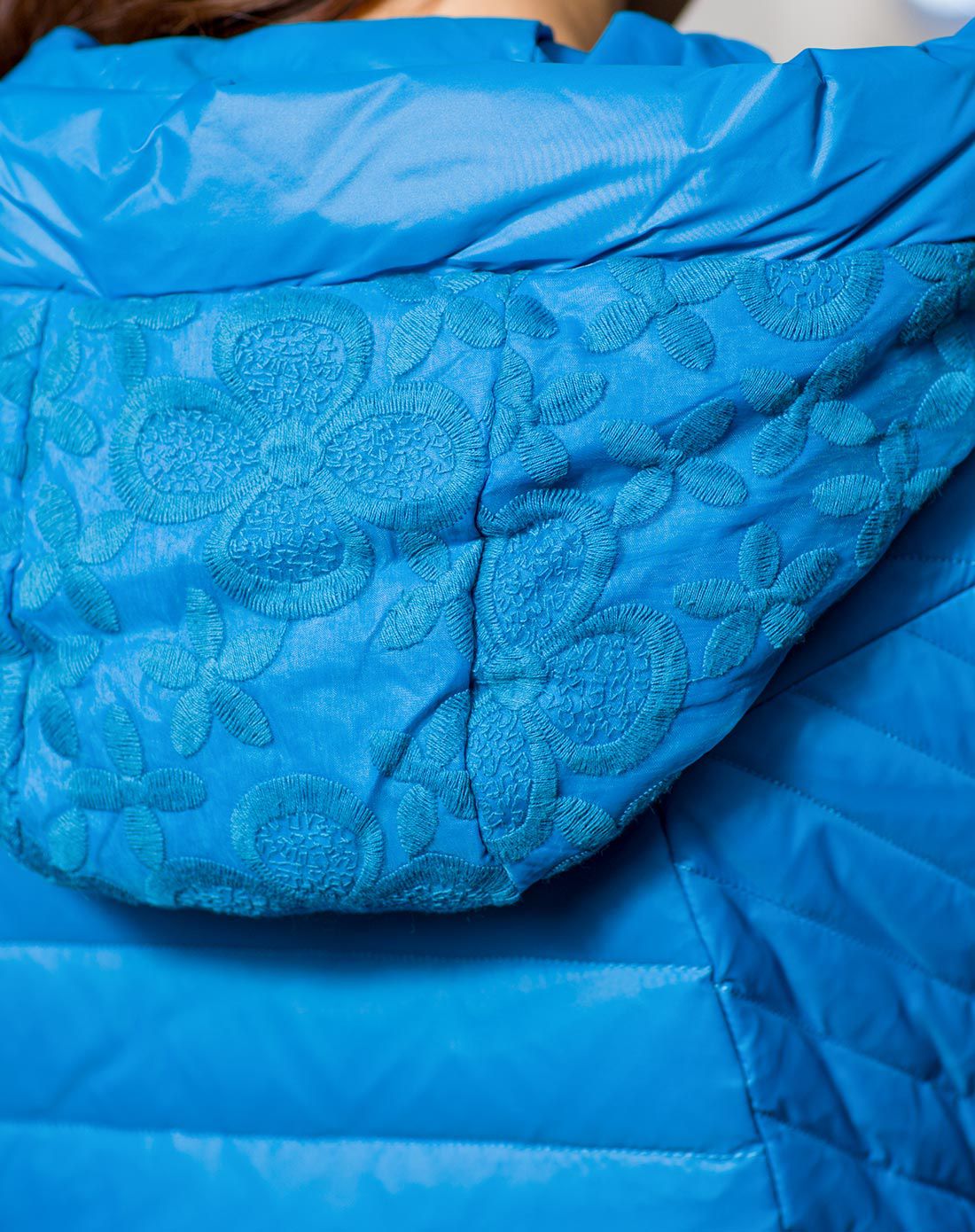 女式天空蓝连帽短款羽绒服