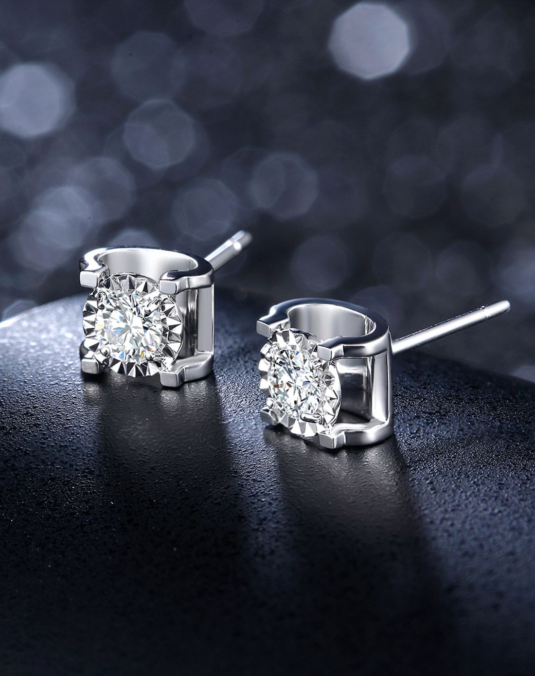 周六福 46分fg色18k金牛头款钻石耳钉