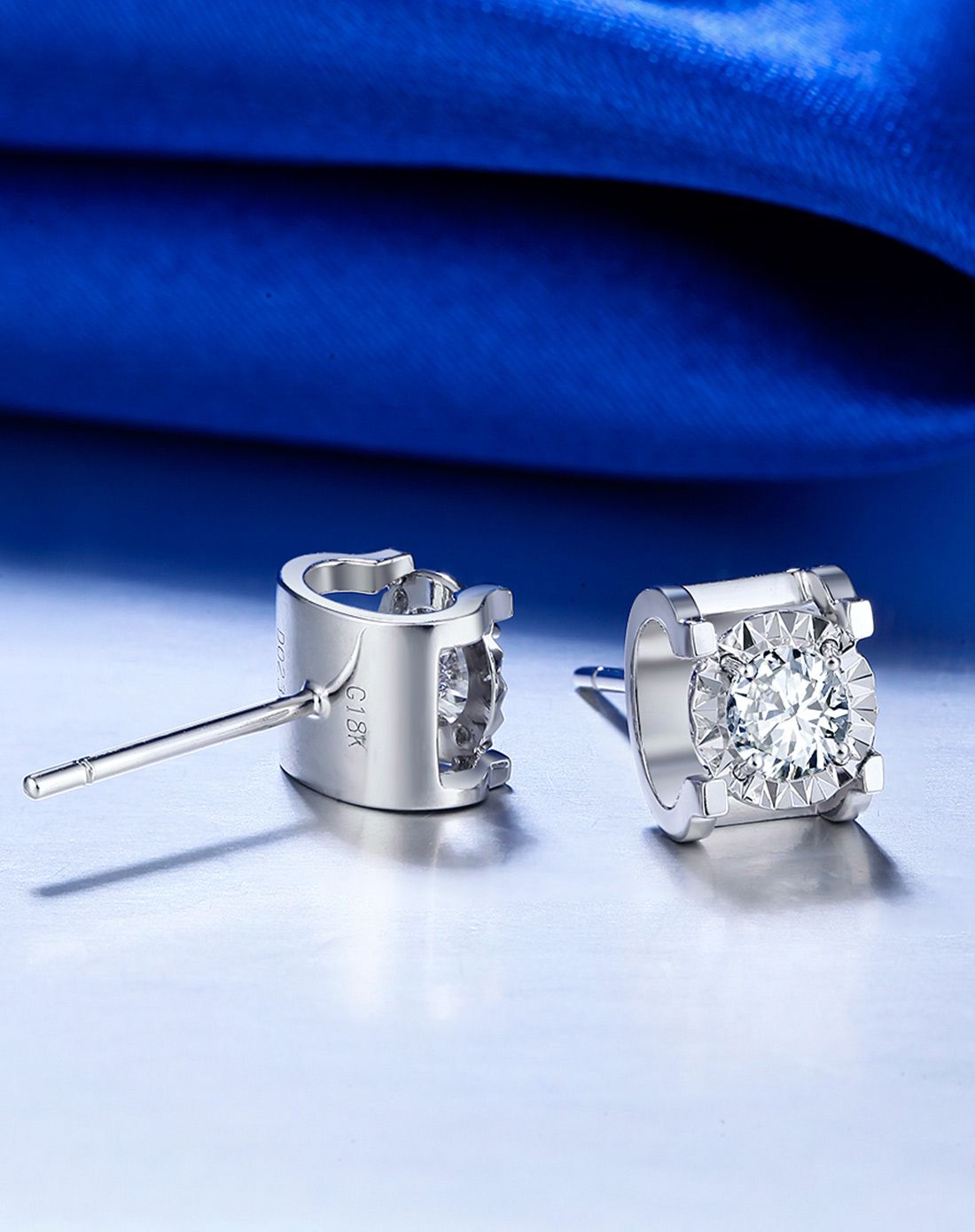 周六福 46分fg色18k金牛头款钻石耳钉