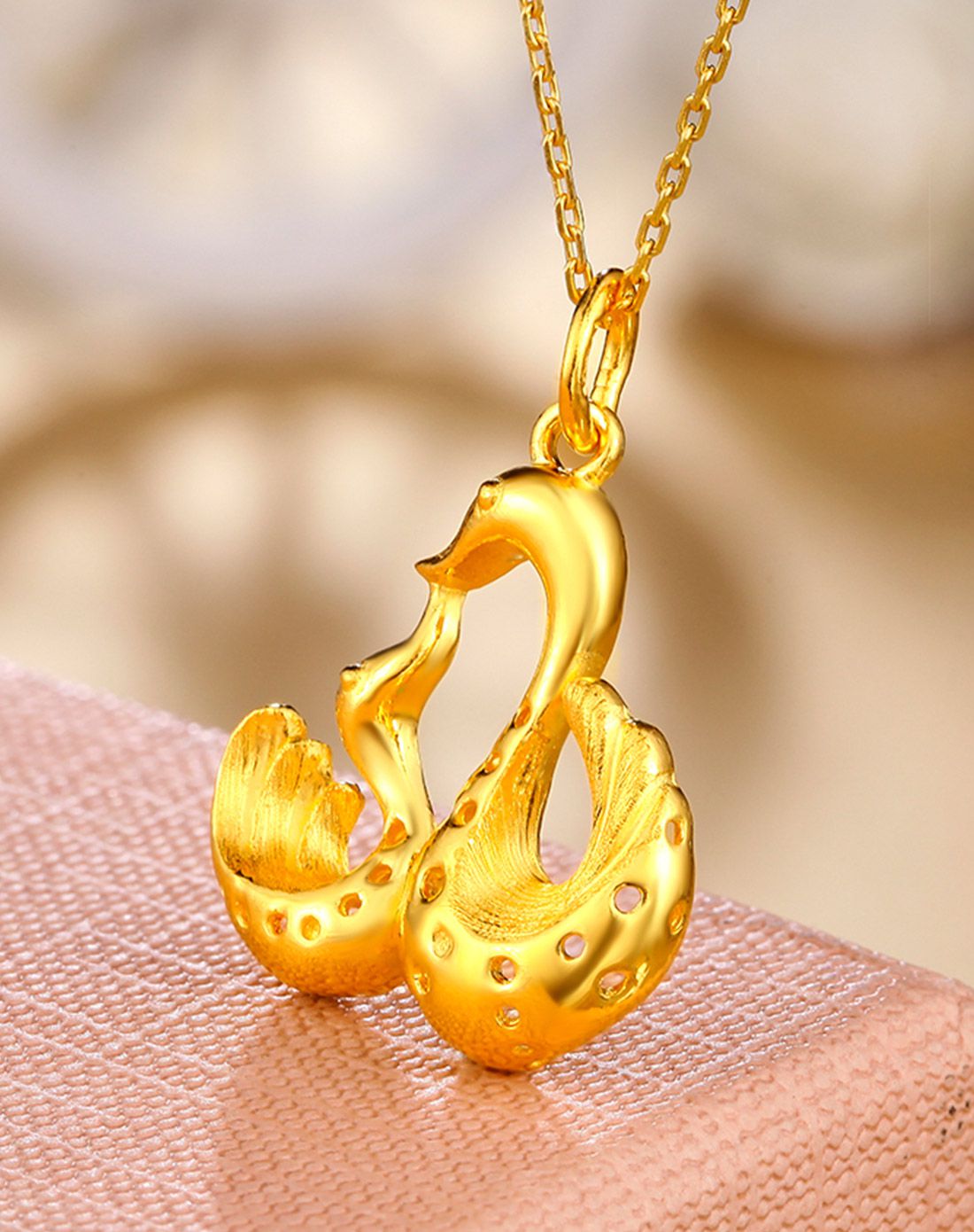 周六福 精品足金天鹅之恋黄金吊坠不含链