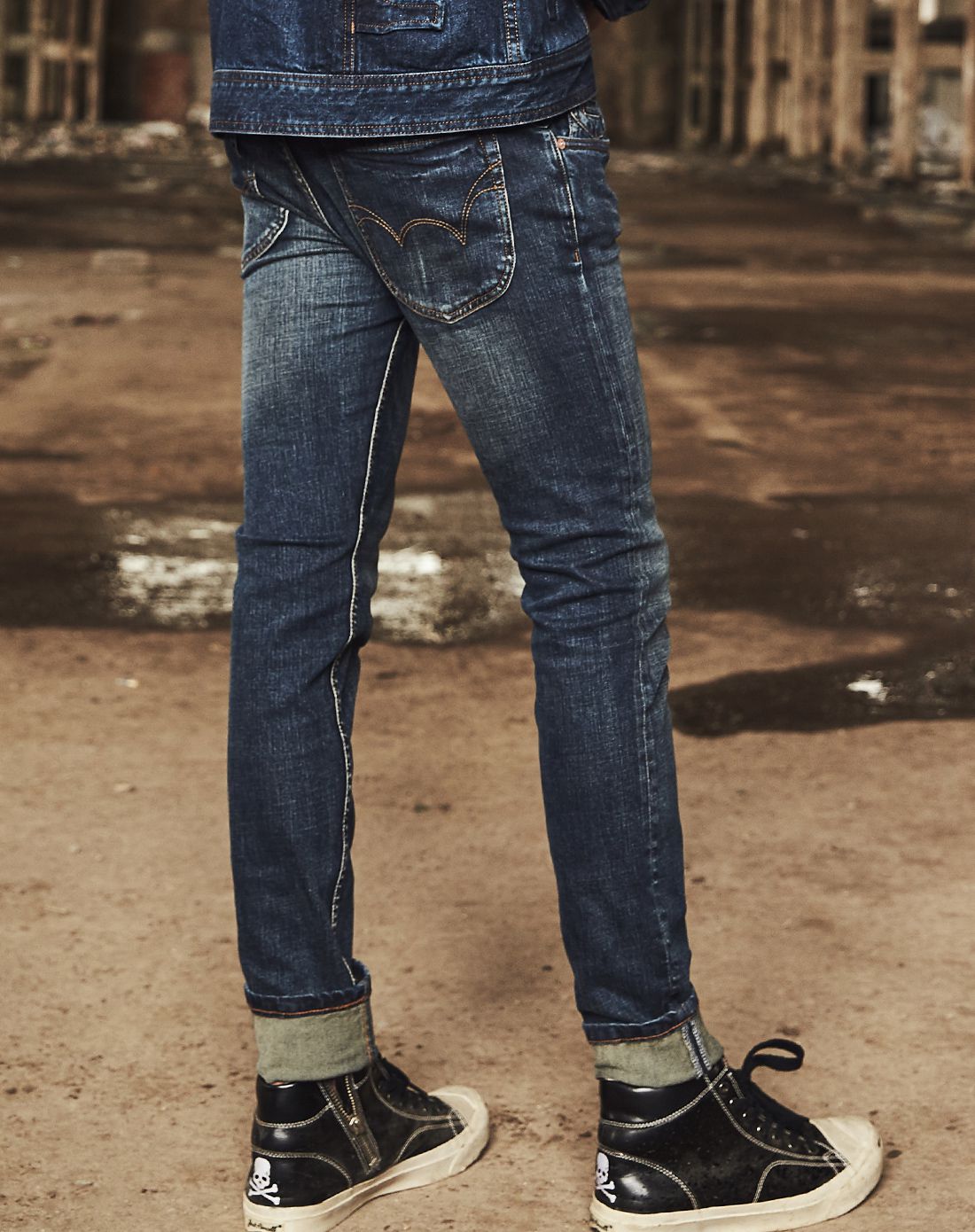 怀旧蓝修身小脚有弹牛仔裤