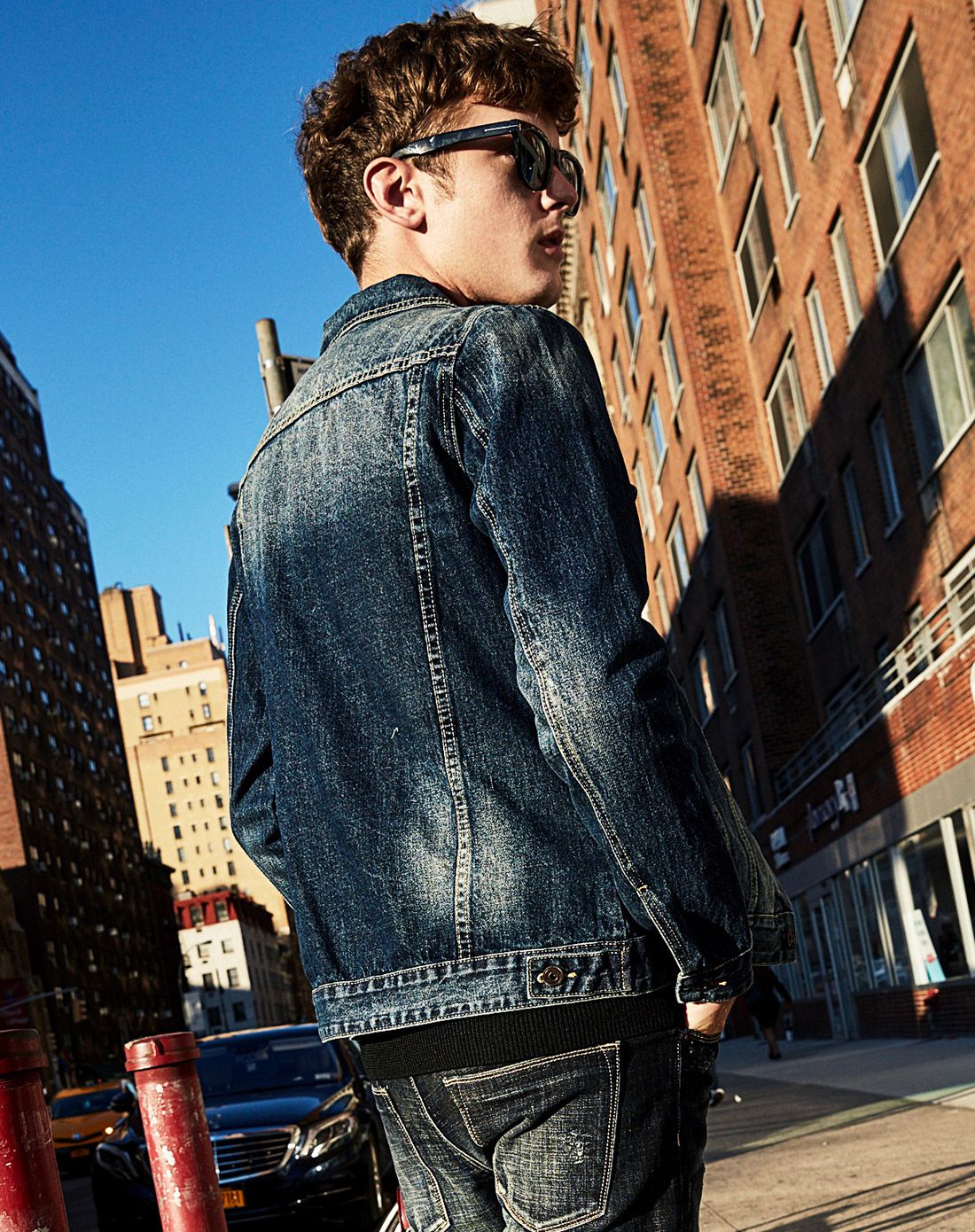 潮男时尚修身牛仔上衣