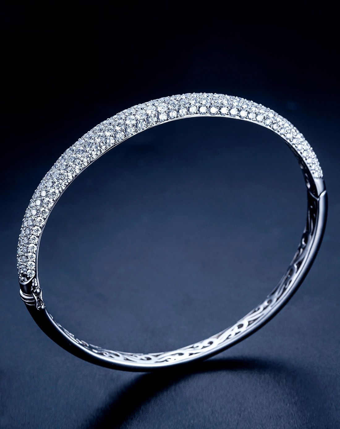 周六福7.6克拉白18k金豪华群镶钻石手镯