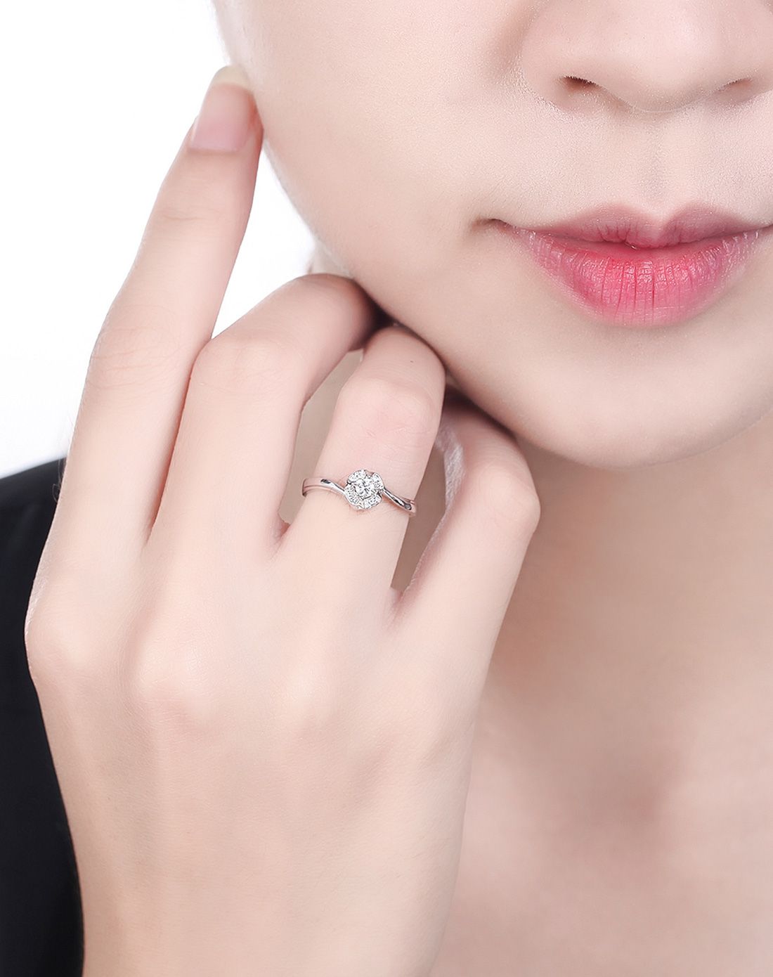 周六福白18k金扭臂群镶钻石戒指