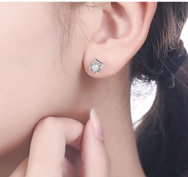 周六福46分fg色18k金牛头款钻石耳钉