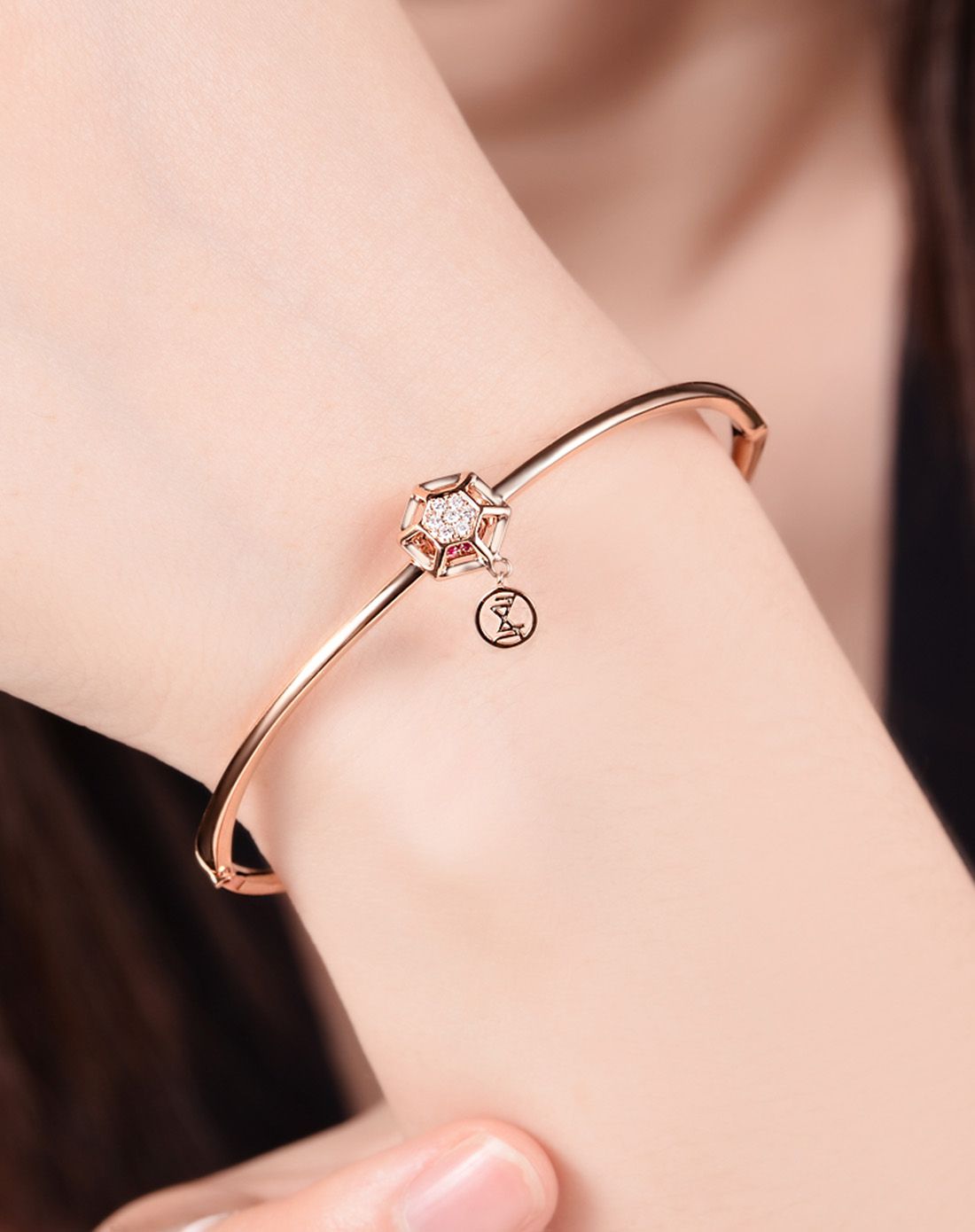 佐卡伊 咱们相爱吧系列玫瑰18k金钻石手镯