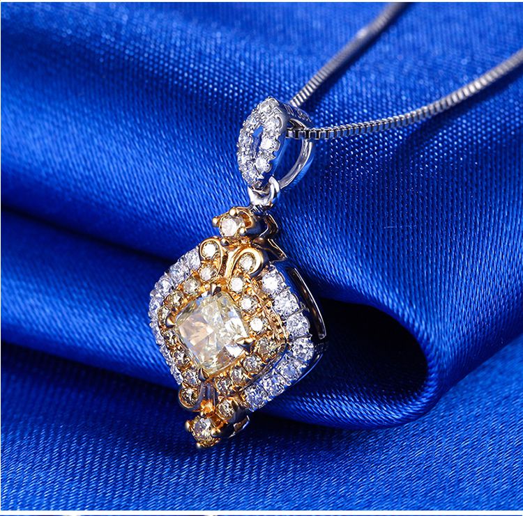 周六福 共69分18k金黄钻豪华群镶吊坠