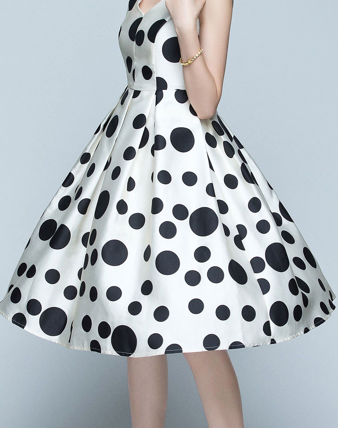 白色波点时尚显瘦连衣裙