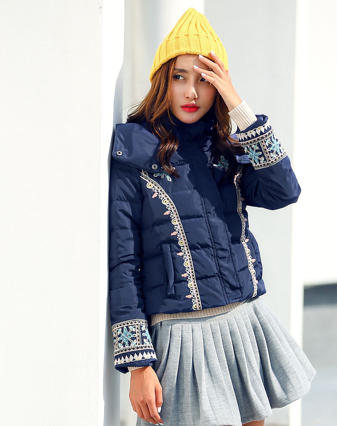 刺绣连帽短款羽绒服