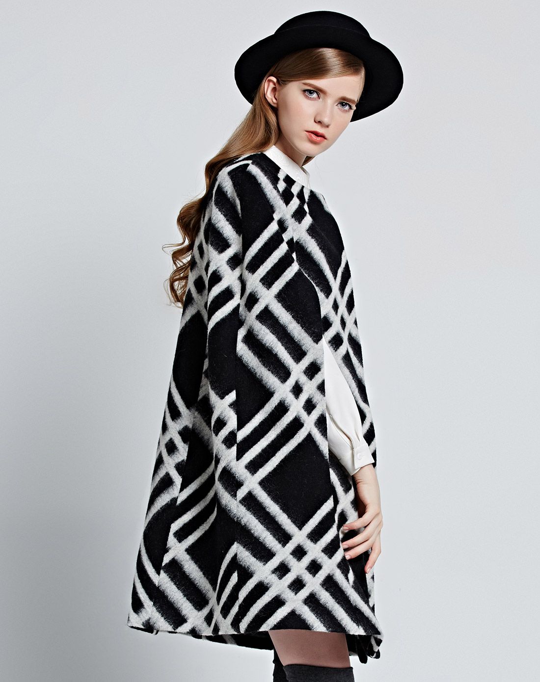 黑白斜格斗篷式羊毛呢子大衣