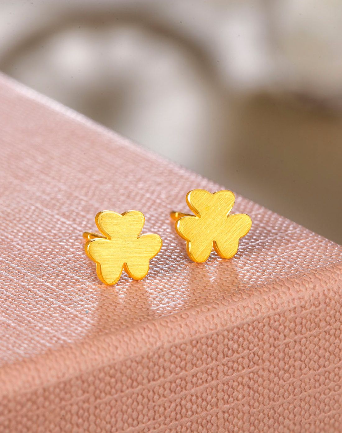 周六福 精品足金三叶草耳钉