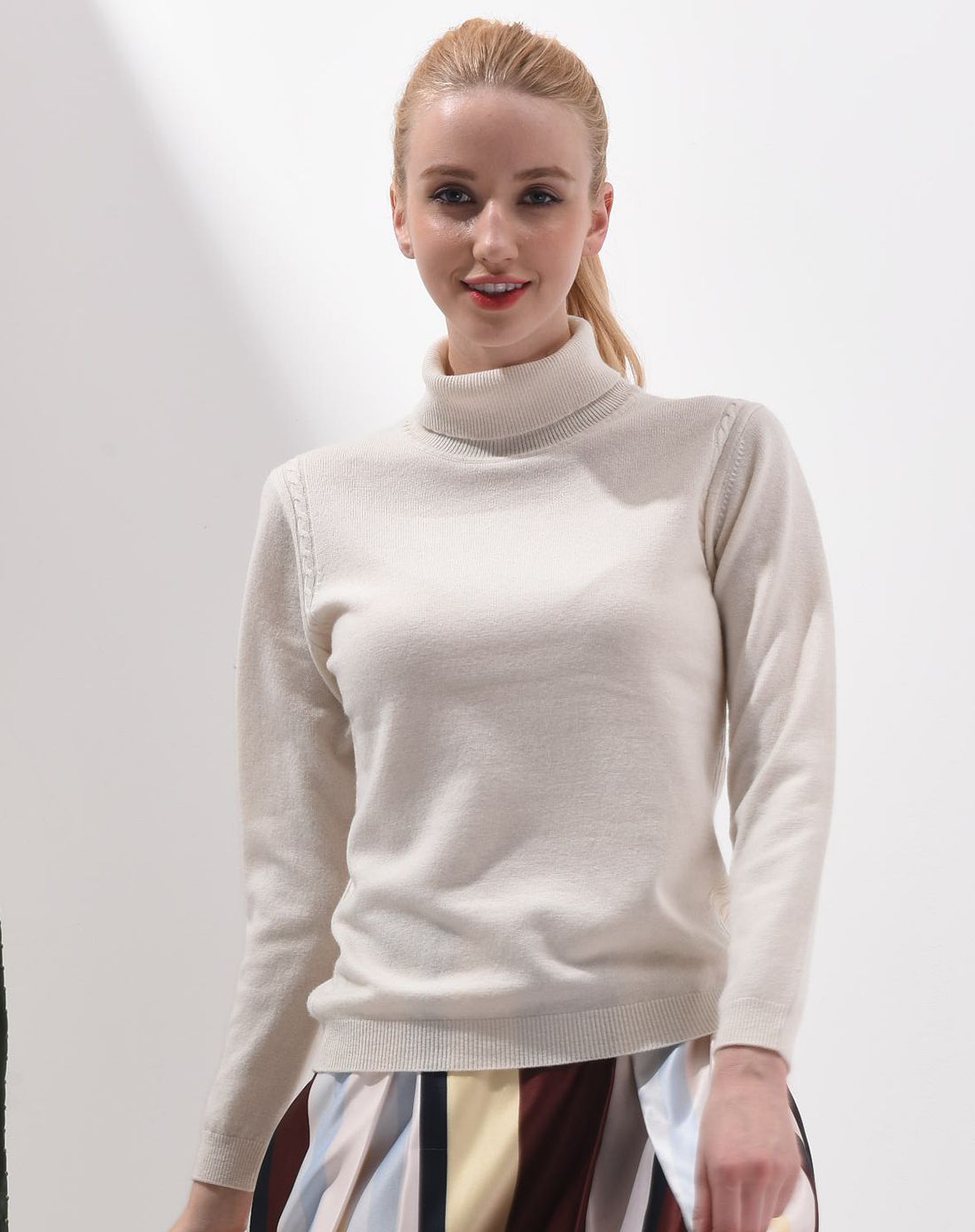 雪兰女士绞花高领羊绒衫