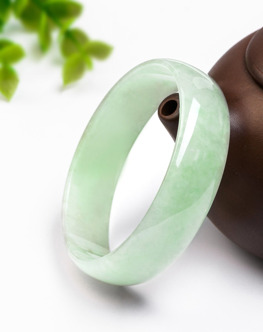 紫气东来 冰糯种浅绿翡翠手镯(中福款)如图