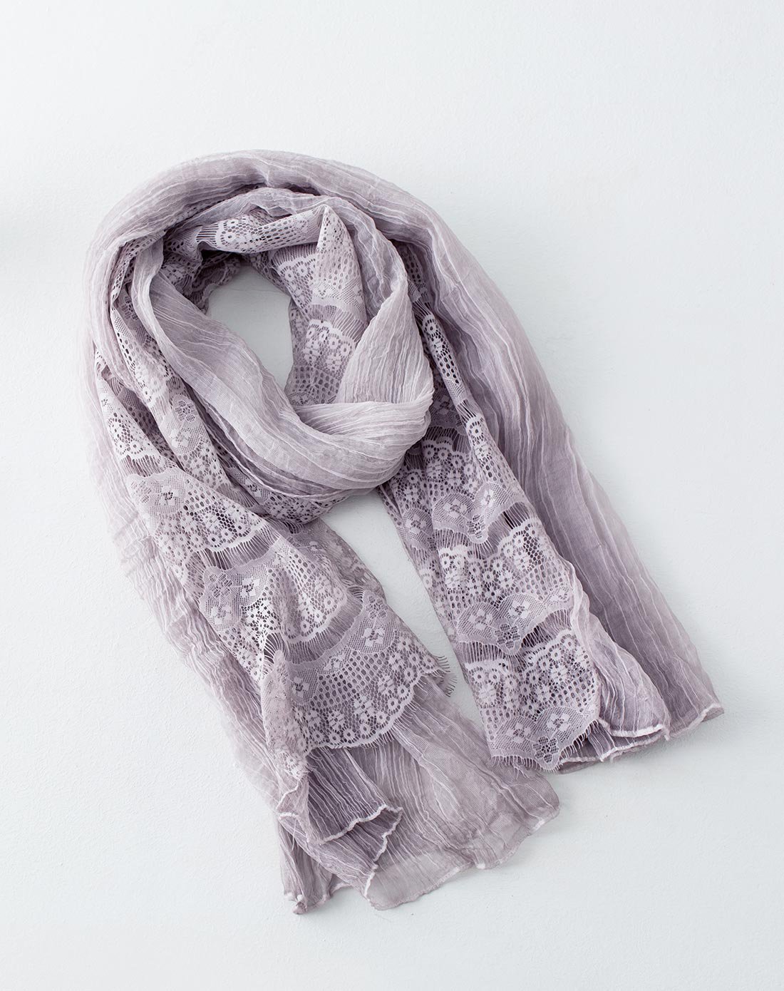 茵曼 浅紫色浪漫拼接蕾丝褶皱围巾灰色