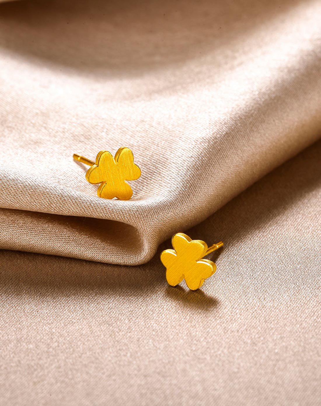 周六福 精品足金三叶草耳钉