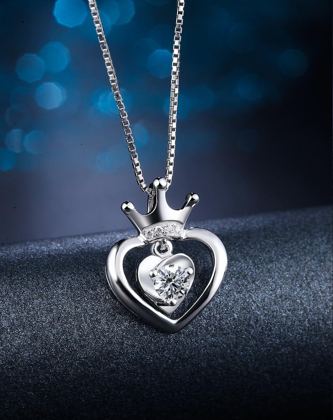 周六福 白18k金创意心形皇冠钻石吊坠