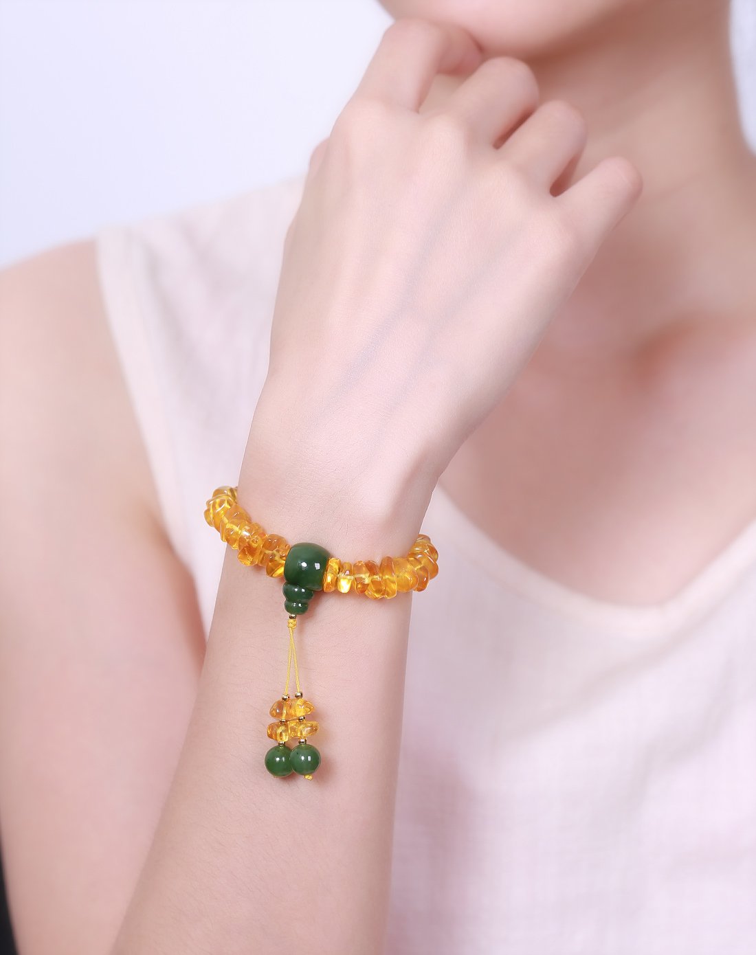 hwsa 赵薇代言翠色欲滴蜜蜡配碧玉手串