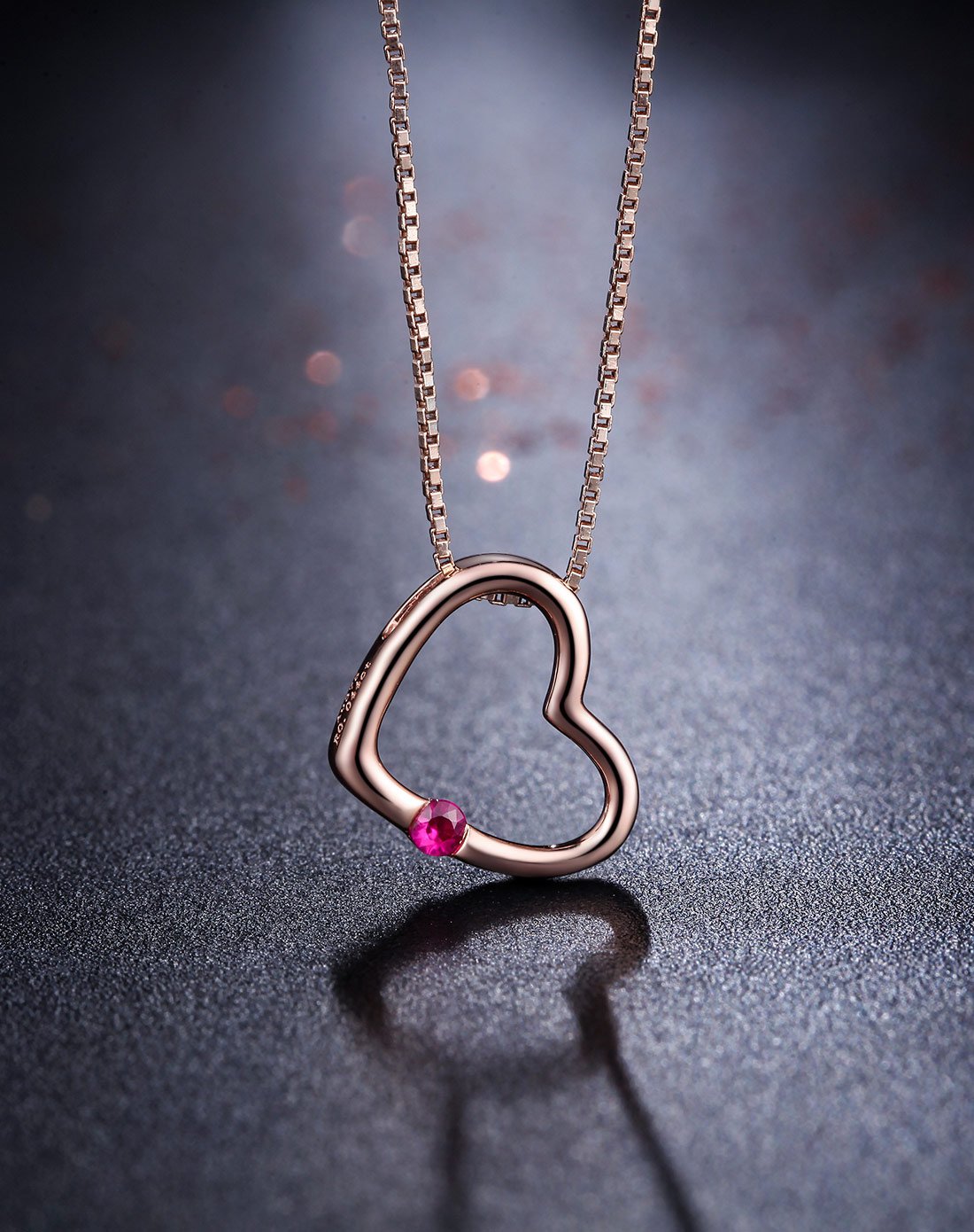 周六福 玫瑰金红宝石心形吊坠