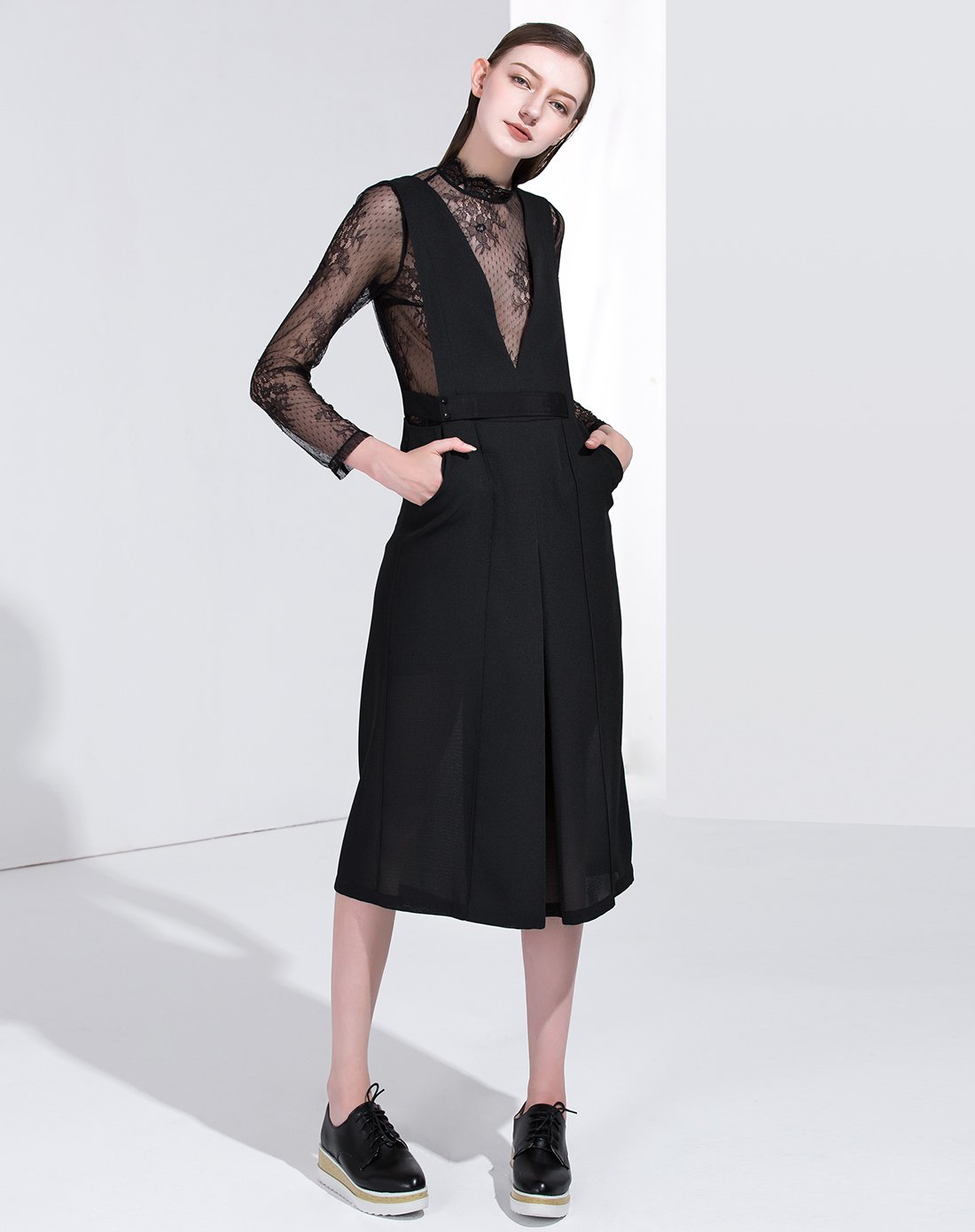 黑色性感镂空蕾丝修身短款上衣