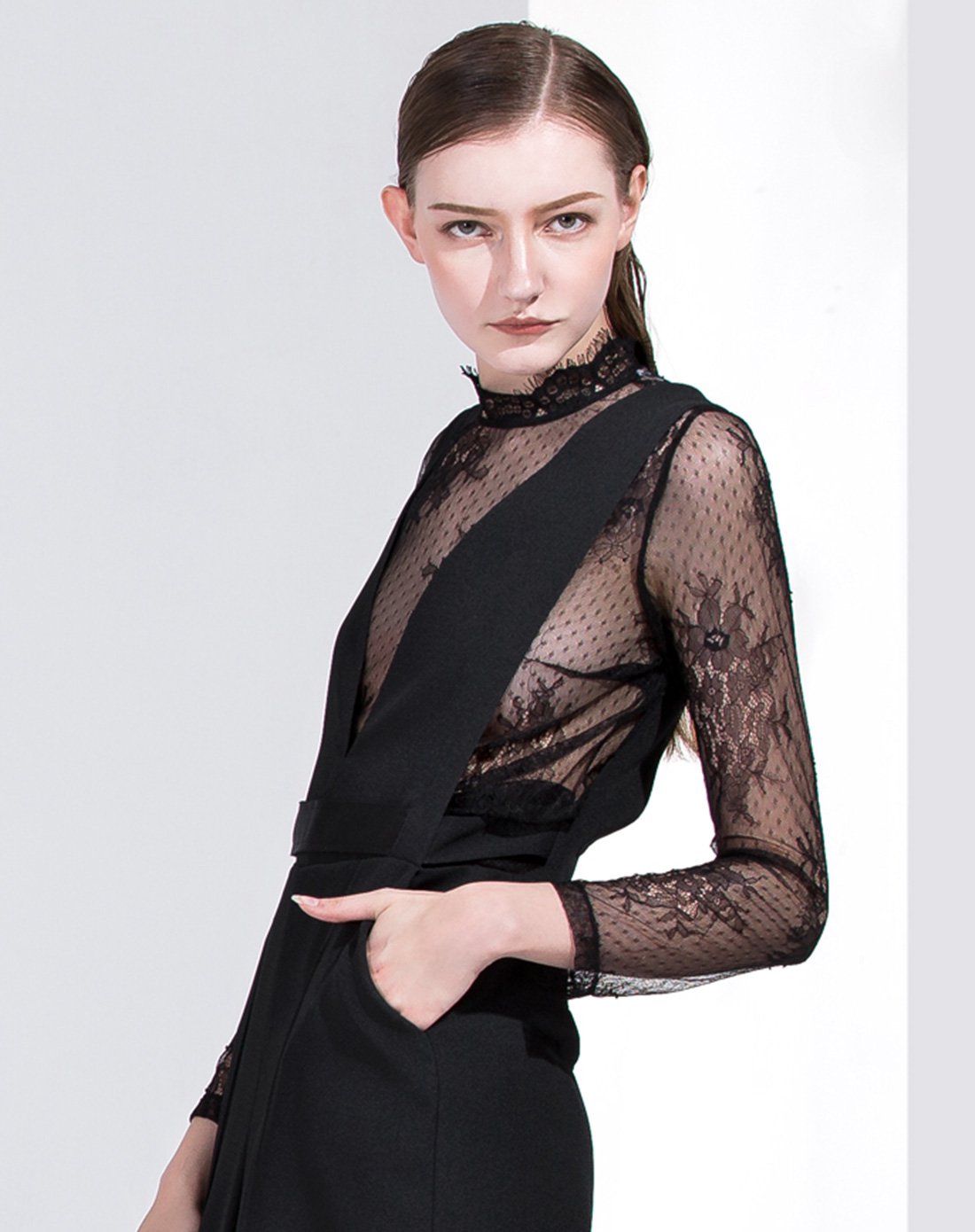 黑色性感镂空蕾丝修身短款上衣
