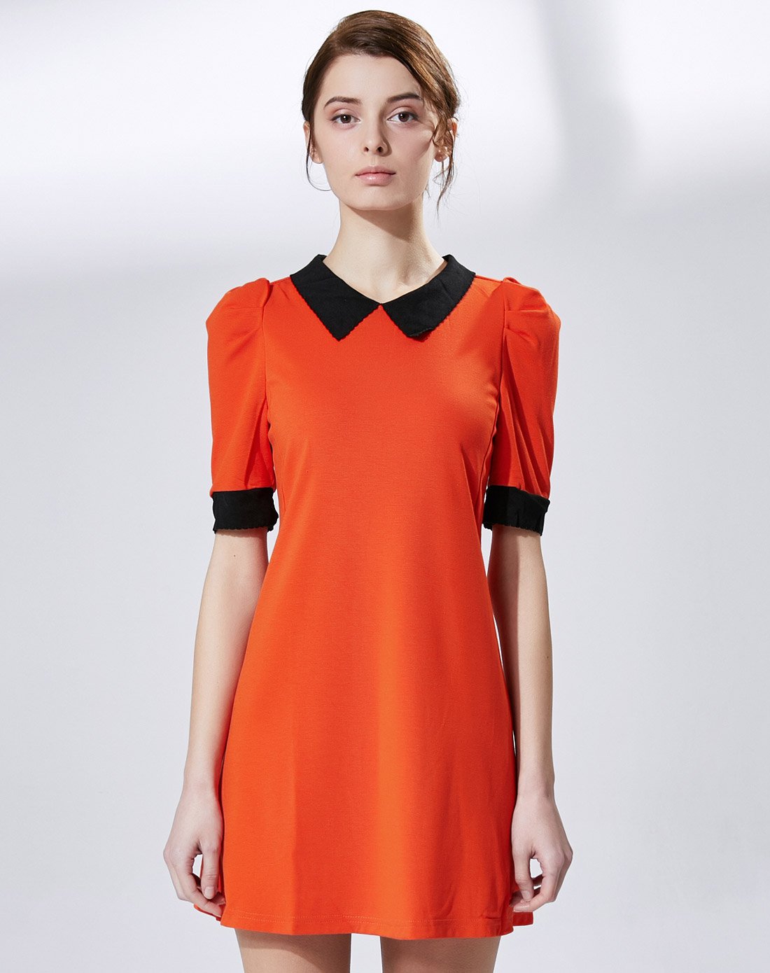 何兰芳 经典撞色泡泡袖简约连衣裙