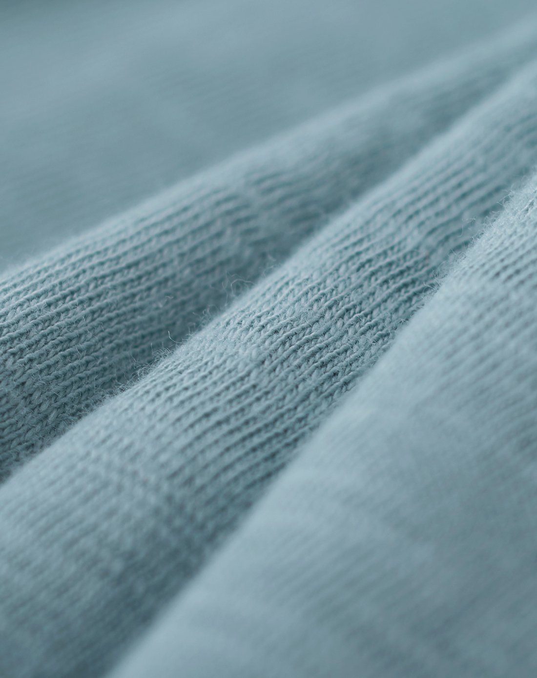 v领印花镂空长袖t恤浅青绿